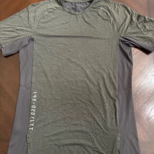 Lululemon - Men’s shirt